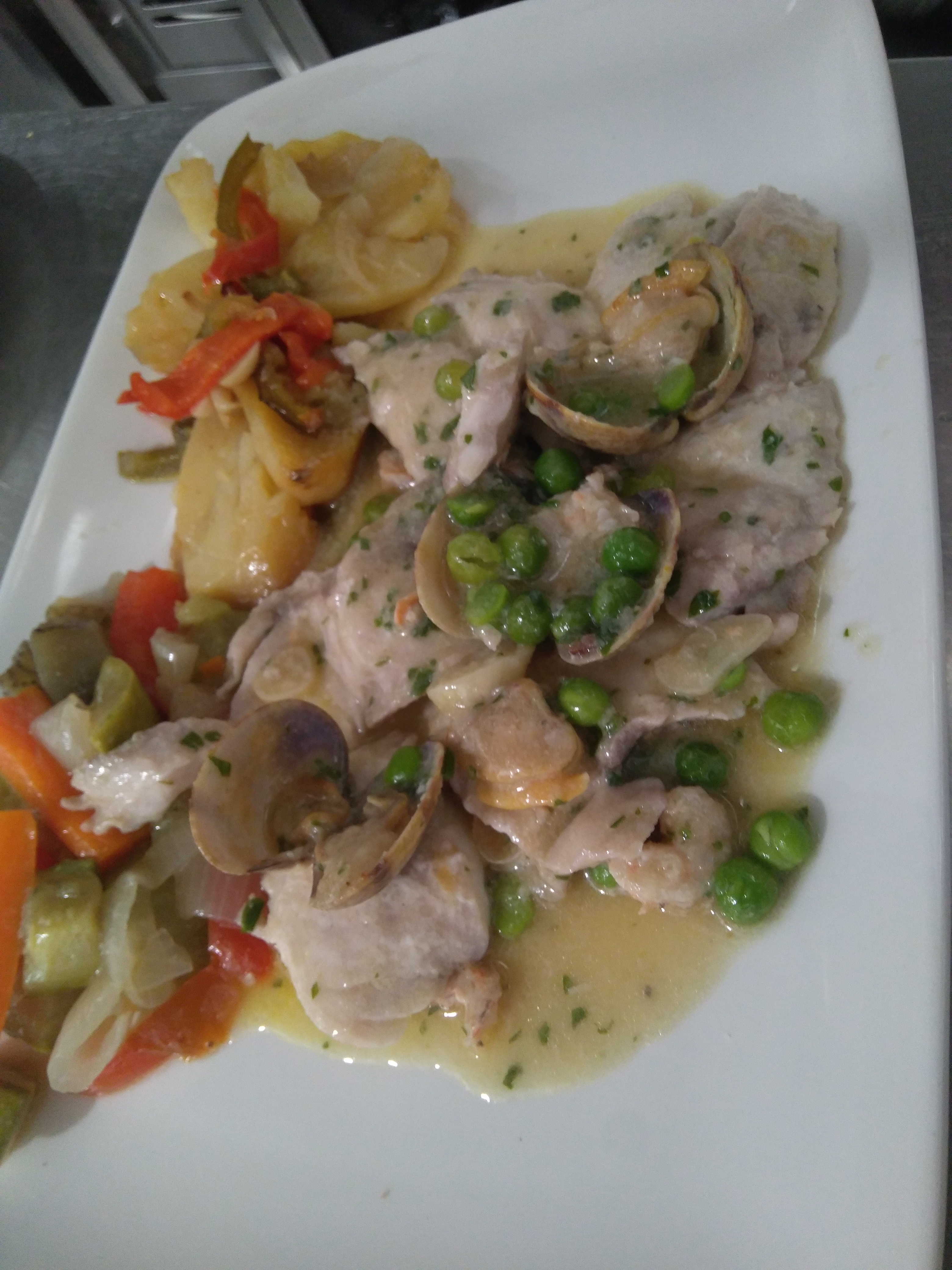 Lomo de corvina con almejas y gambas